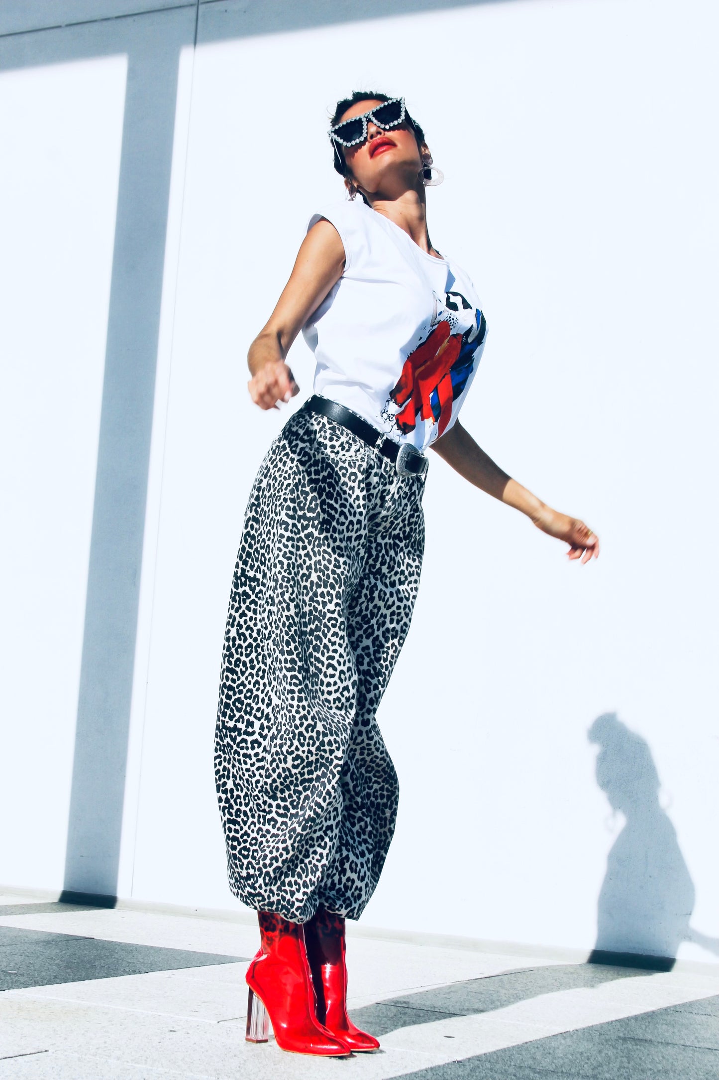 SUNDAY BEST graphic art tee, size 38 *VINTAGE + FOXY FAVE* >> white + fashion girls graphic