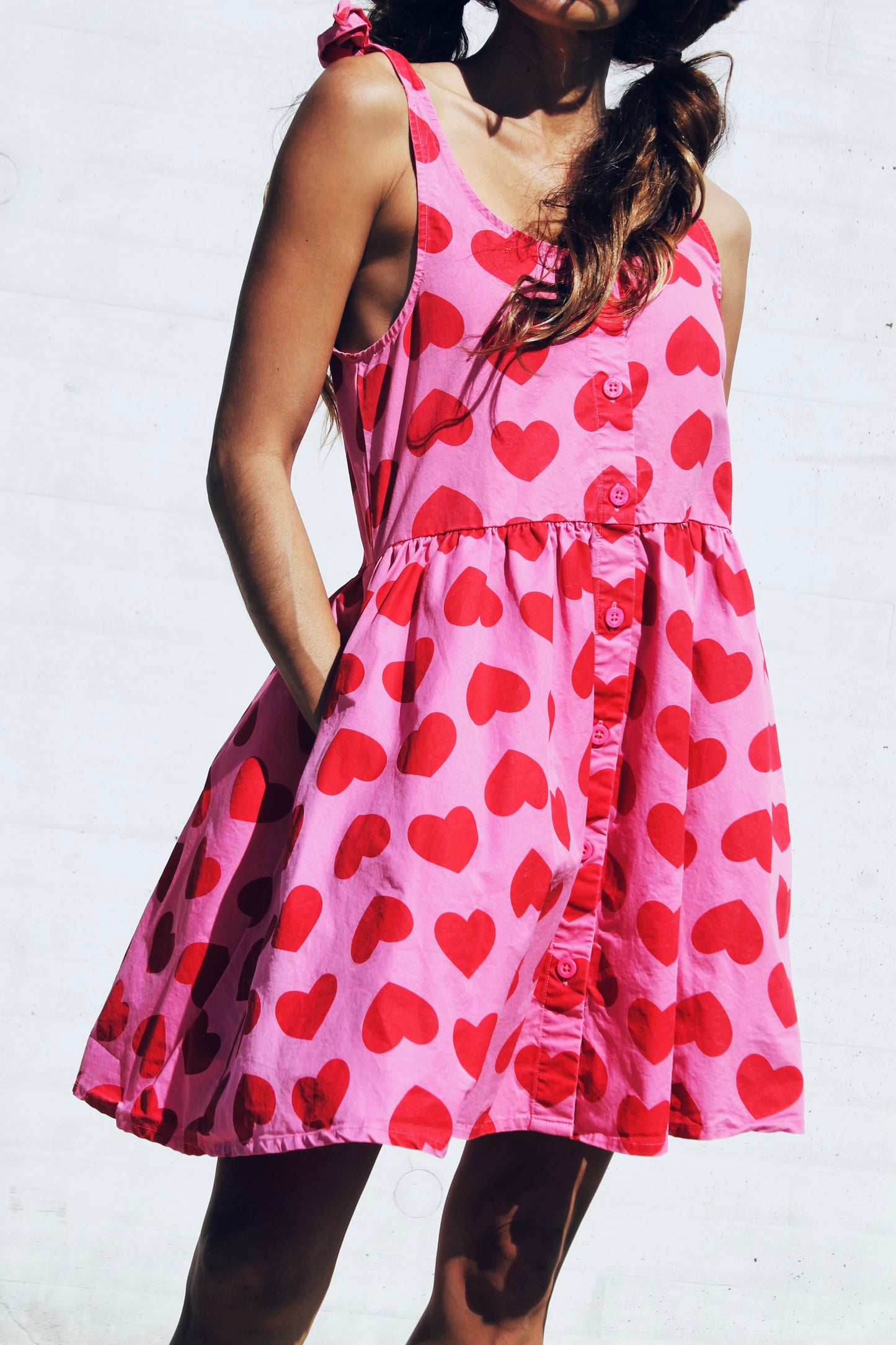 PLAYFUL PULSE adorable button down heart print sundress, size 6 *TRUE VINTAGE* >> bubblegum pink with red hearts