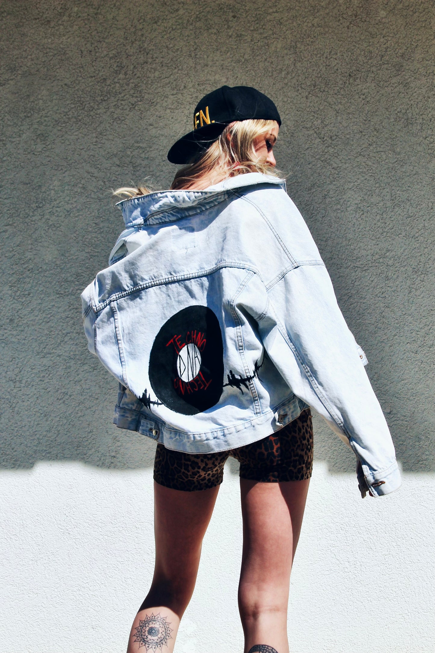 TECHNO DNA hand painted denim jacket, size 8 *FOXY FABLE ORIGINAL + VINTAGE* >> black + red on light wash denim