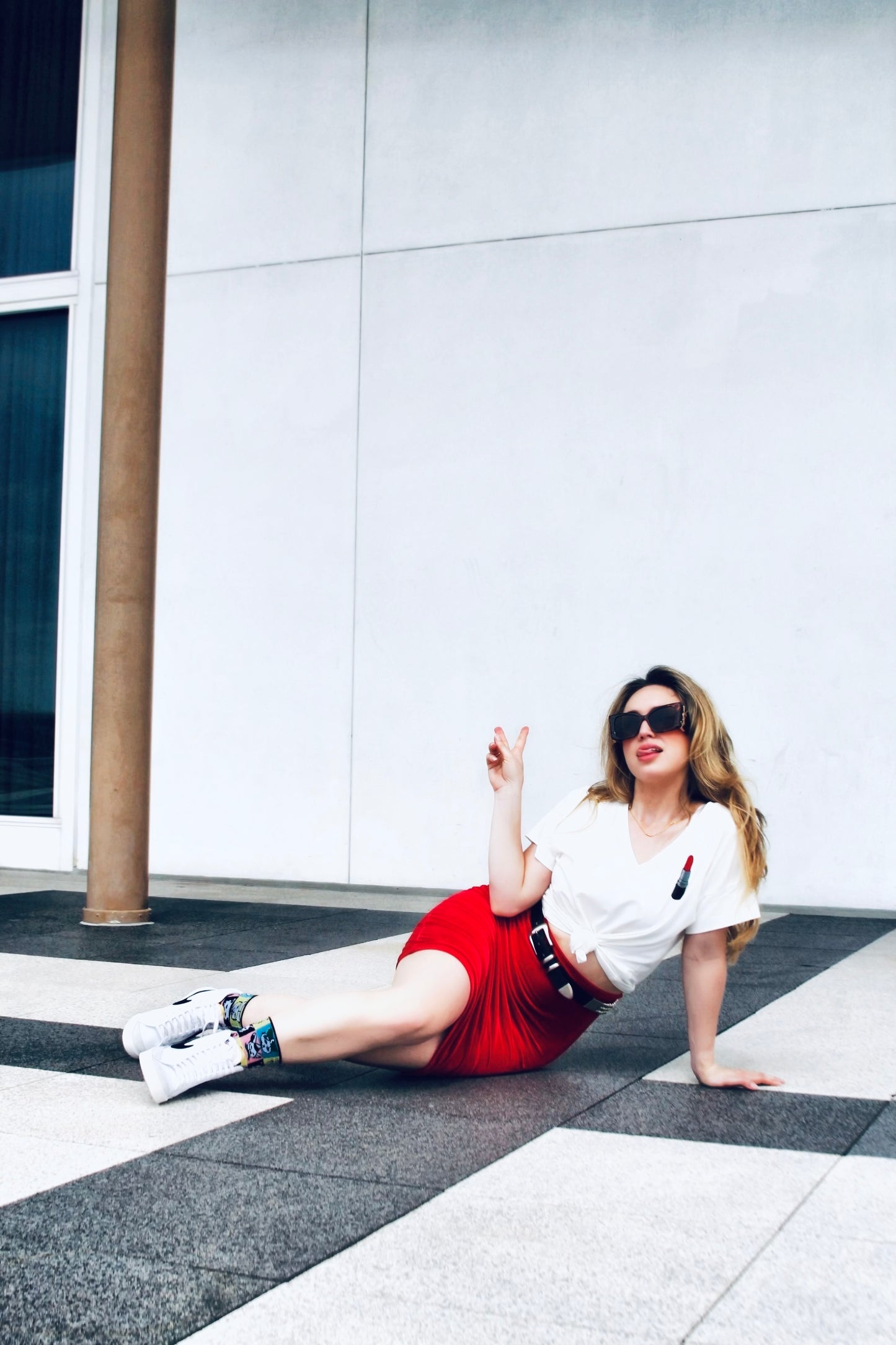 LIP SERVICE v-neck graphic tee, size medium >> white with lip stick appliqué