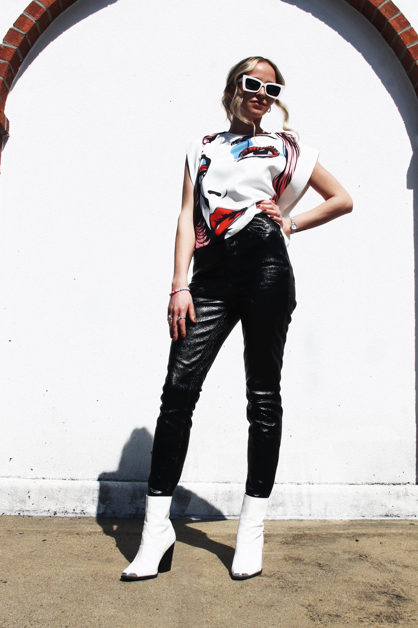MUSE IN MOTION pop art graphic top, medium>> white w/ pop art graphic