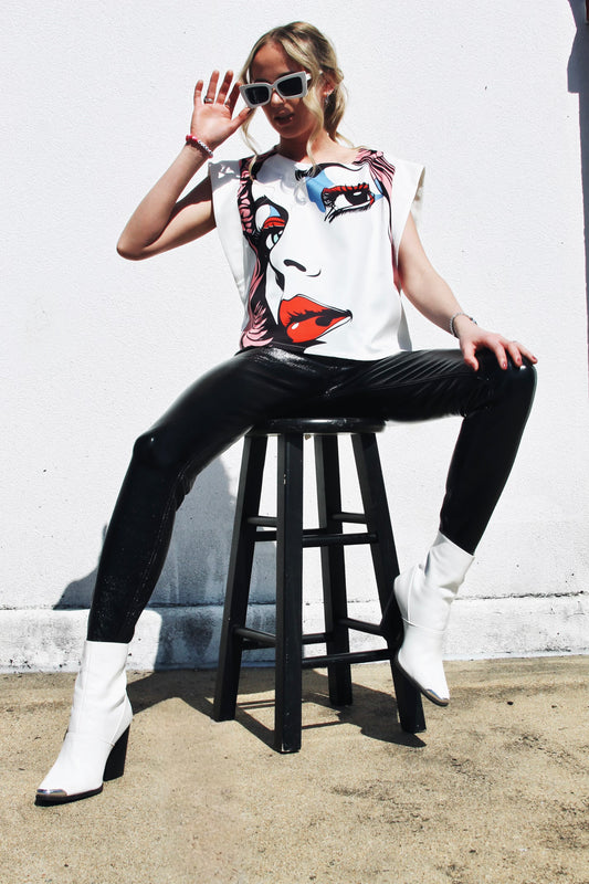 MUSE IN MOTION pop art graphic top, medium>> white w/ pop art graphic