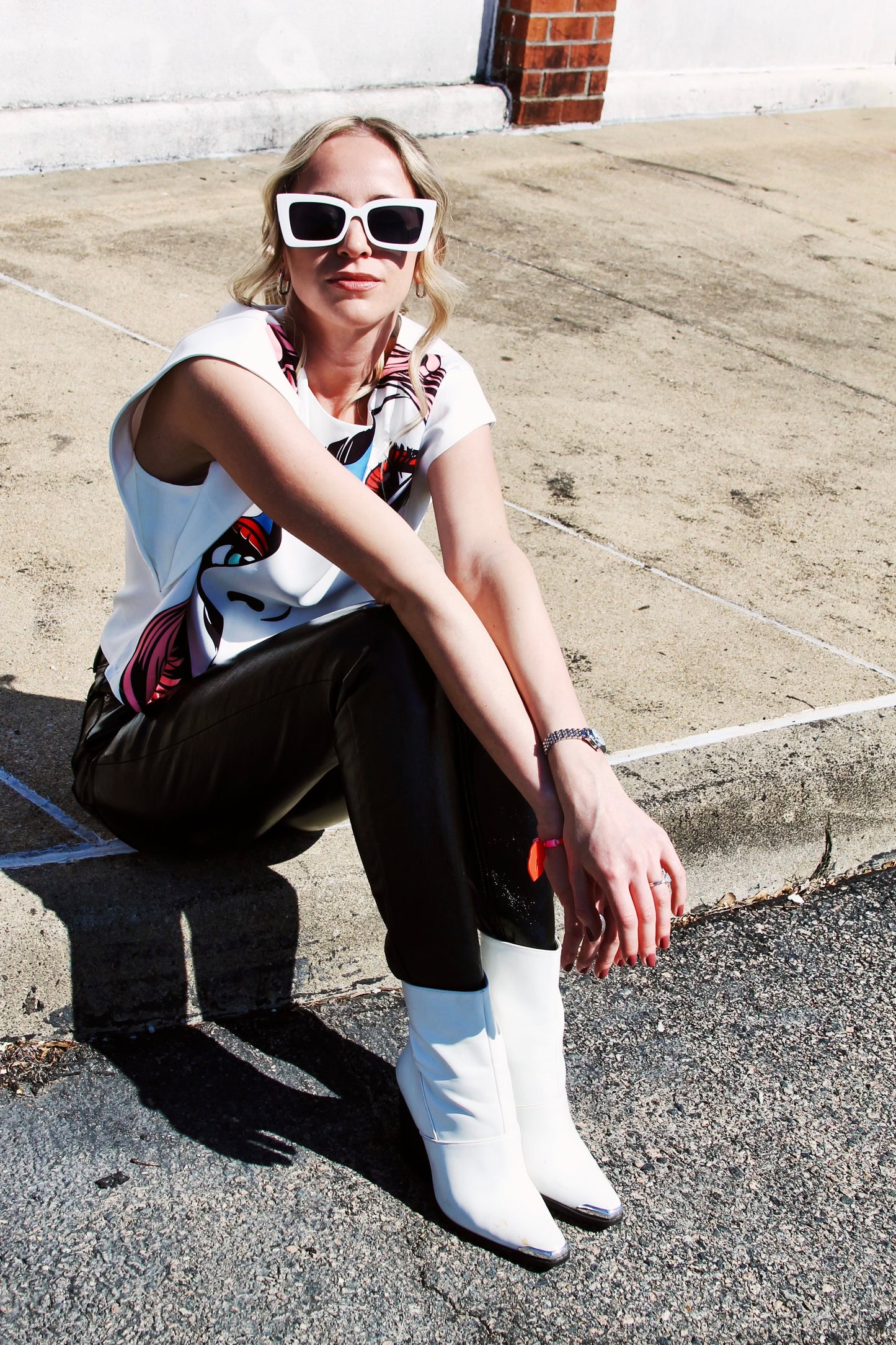 MUSE IN MOTION pop art graphic top, medium>> white w/ pop art graphic