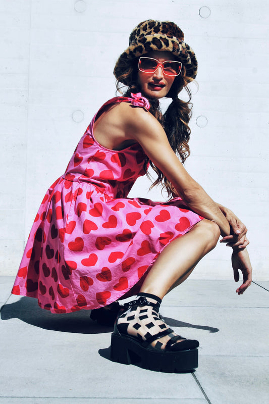 PLAYFUL PULSE adorable button down heart print sundress, size 6 *TRUE VINTAGE* >> bubblegum pink with red hearts