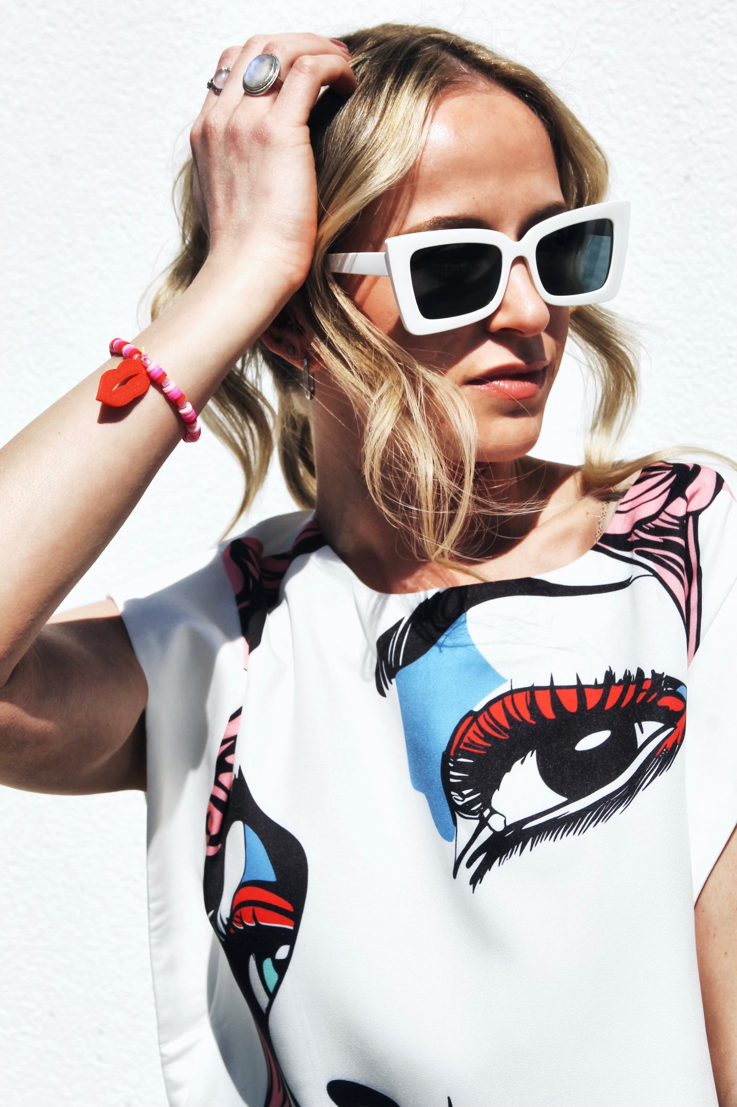 MUSE IN MOTION pop art graphic top, medium>> white w/ pop art graphic