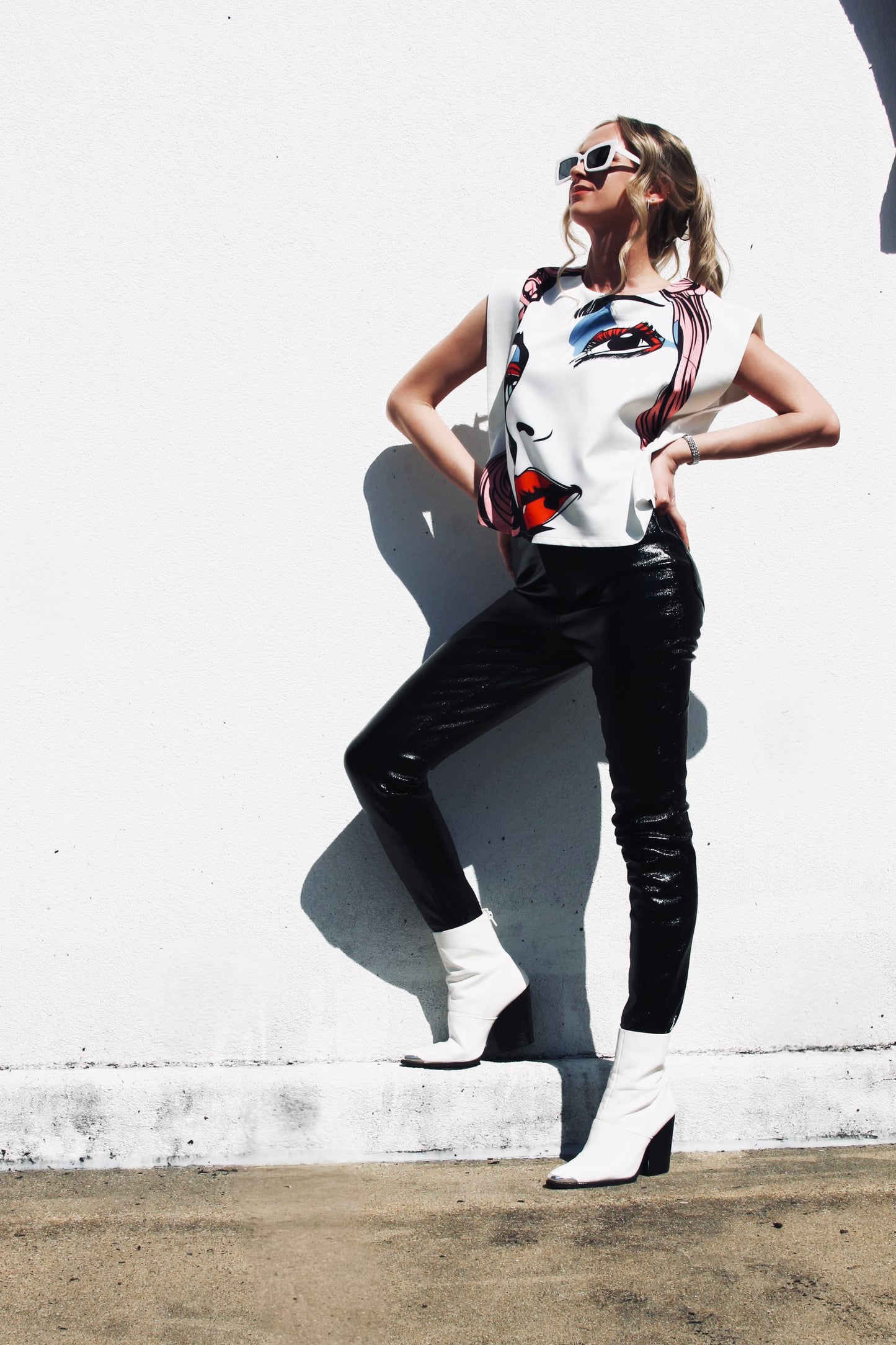 MUSE IN MOTION pop art graphic top, medium>> white w/ pop art graphic