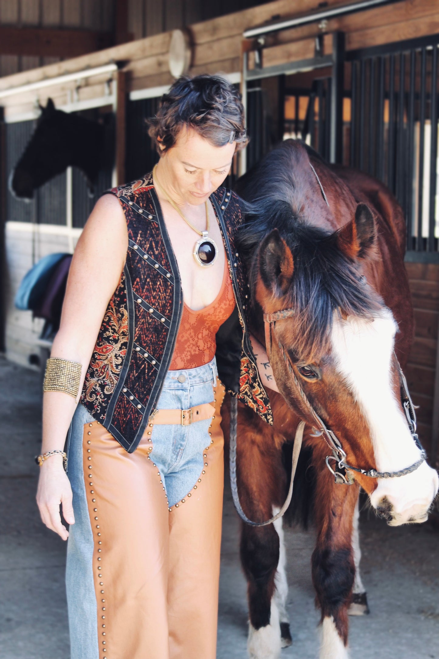 JEANUINE RIDERS studded + faux chap denim, size 8 >> chestnut brown + medium wash