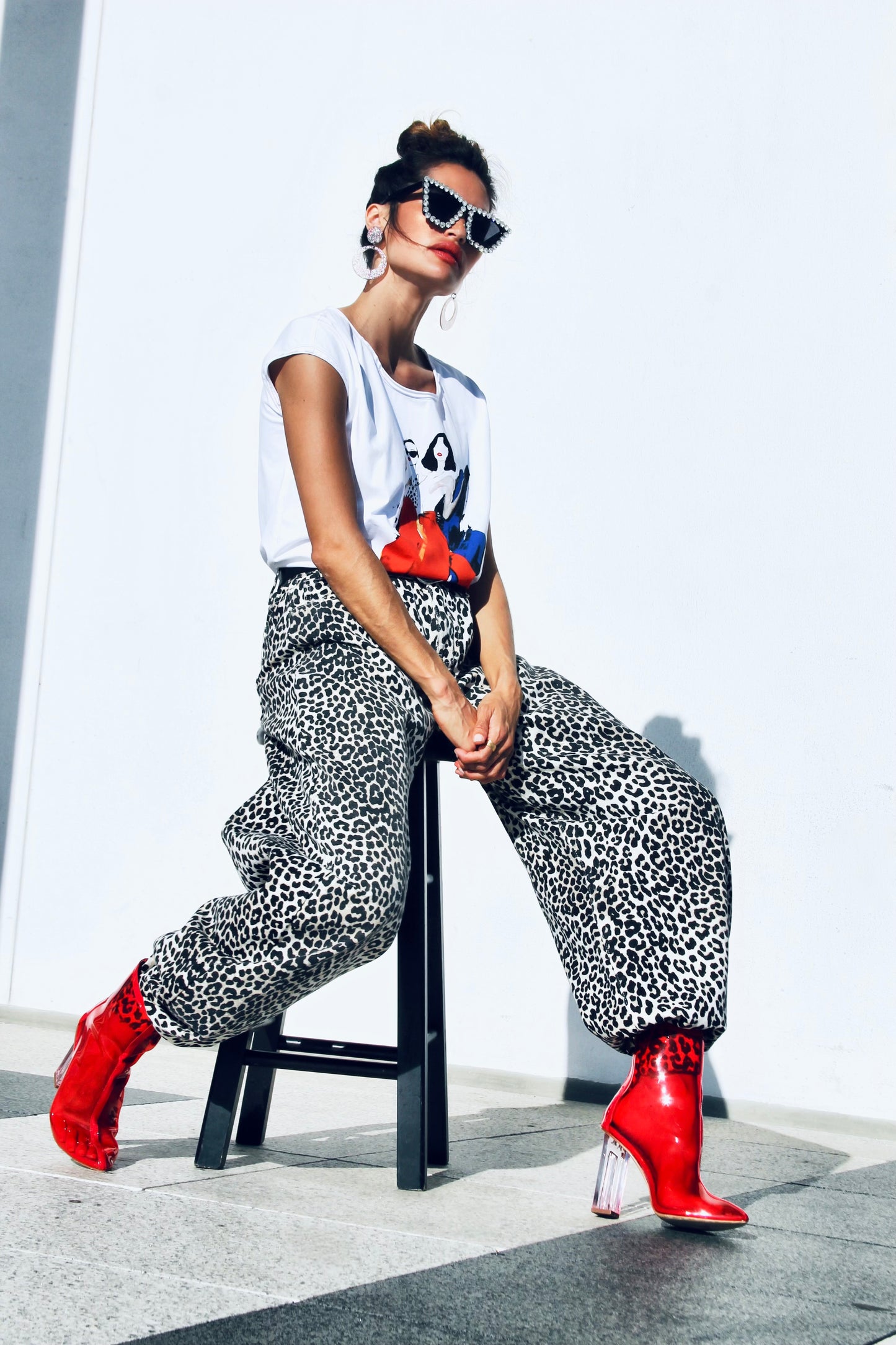 SUNDAY BEST graphic art tee, size 38 *VINTAGE + FOXY FAVE* >> white + fashion girls graphic