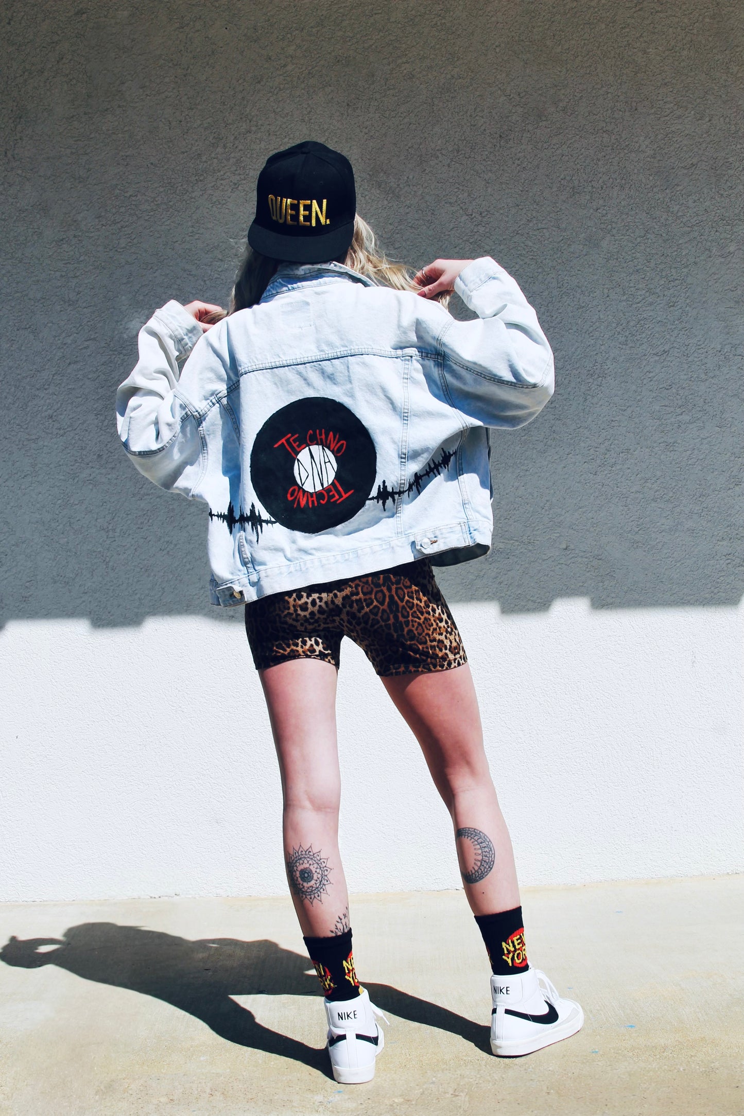 TECHNO DNA hand painted denim jacket, size 8 *FOXY FABLE ORIGINAL + VINTAGE* >> black + red on light wash denim