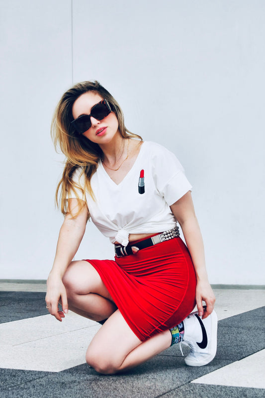 LIP SERVICE v-neck graphic tee, size medium >> white with lip stick appliqué