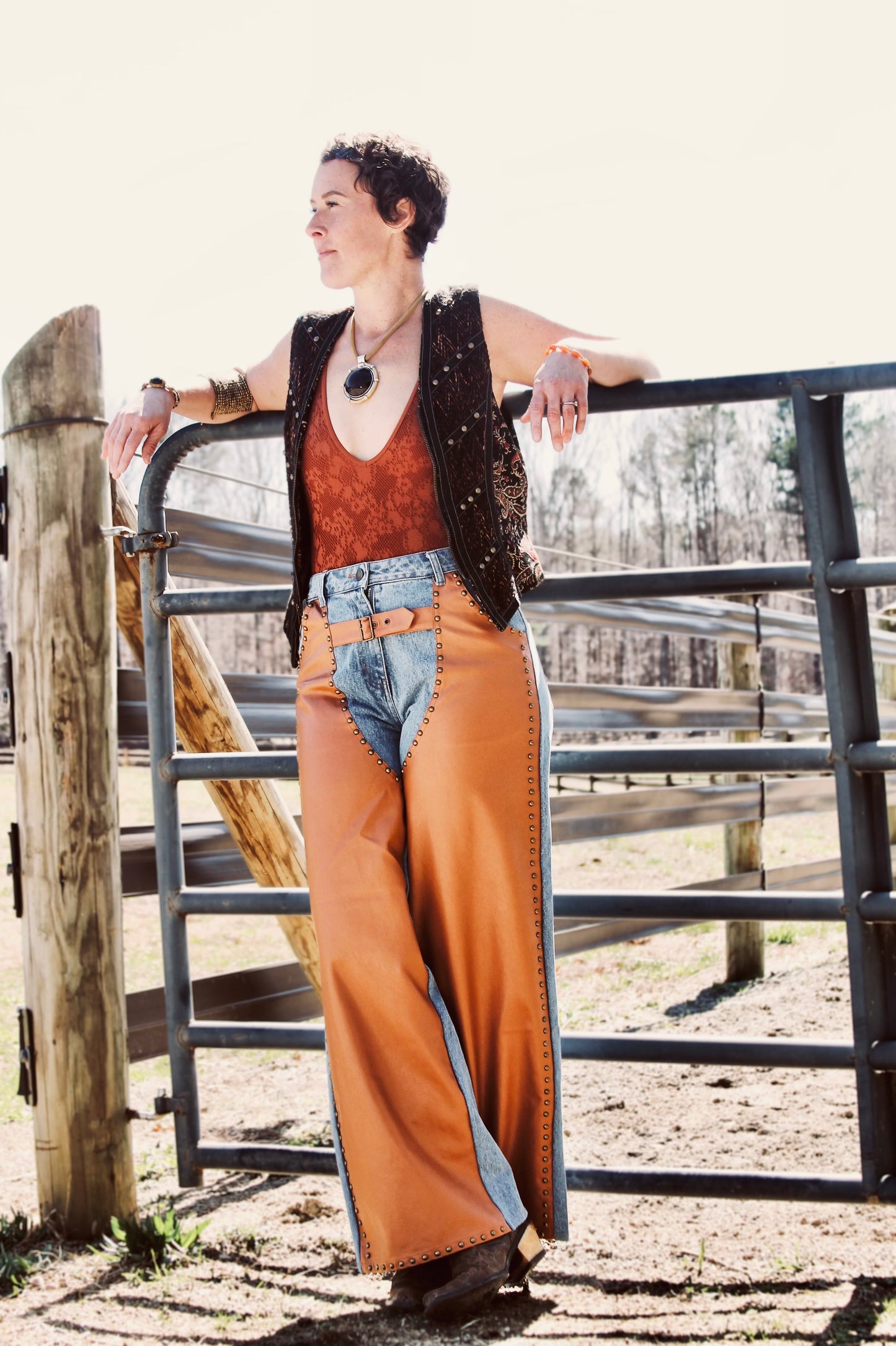 JEANUINE RIDERS studded + faux chap denim, size 8 >> chestnut brown + medium wash