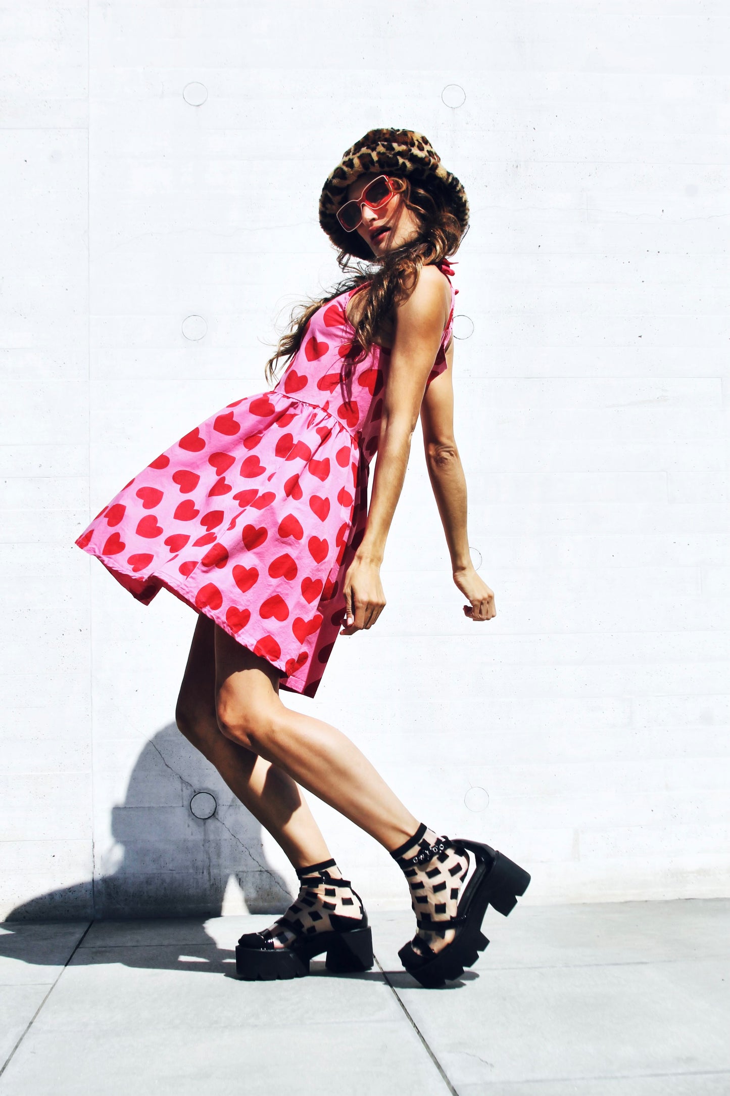 PLAYFUL PULSE adorable button down heart print sundress, size 6 *TRUE VINTAGE* >> bubblegum pink with red hearts