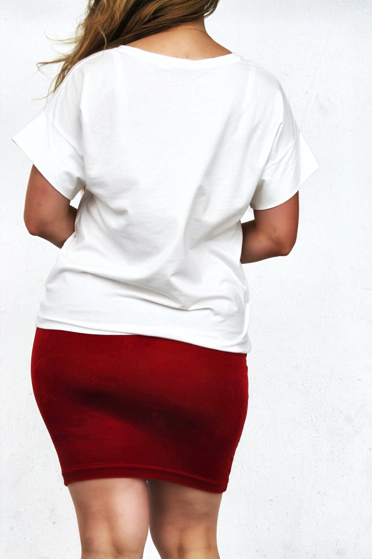 LIP SERVICE v-neck graphic tee, size medium >> white with lip stick appliqué