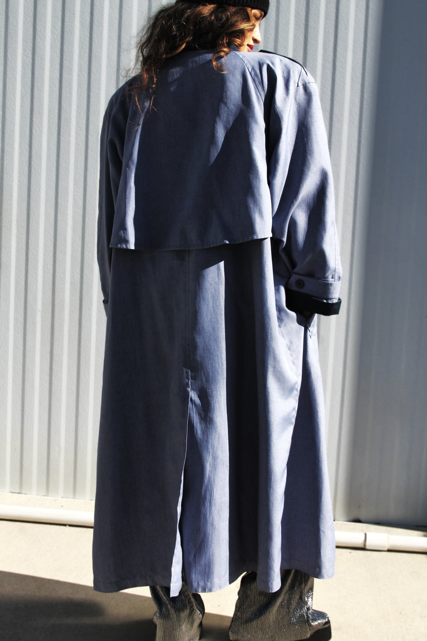 TRENCH KISS super light weight trench coat, size 20 *TRUE VINTAGE* Gallery Woman >> steel blue