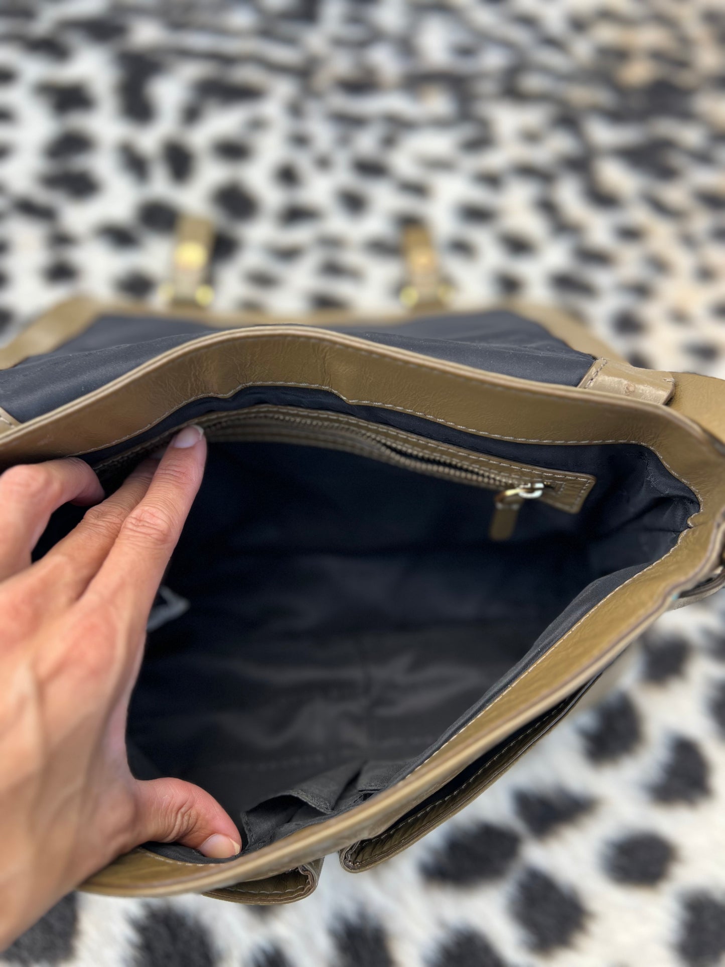 MARC JACOBS crossbody purse, GENUINE LEATHER + MARC BY MARC JACOBS >> liquid taupe