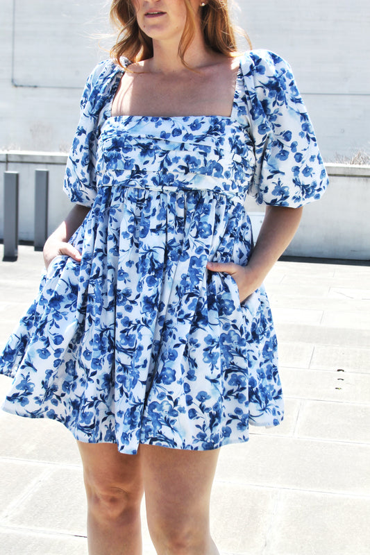 SUMMER SOIRÉE floral puff sleeve + babydoll mini dress, size large *Abercrombie & Fitch* >> blue + white