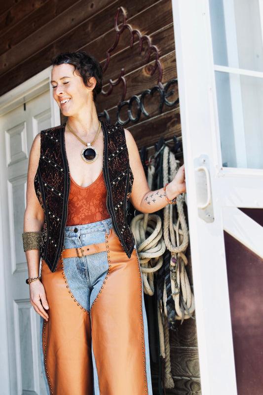 JEANUINE RIDERS studded + faux chap denim, size 8 >> chestnut brown + medium wash