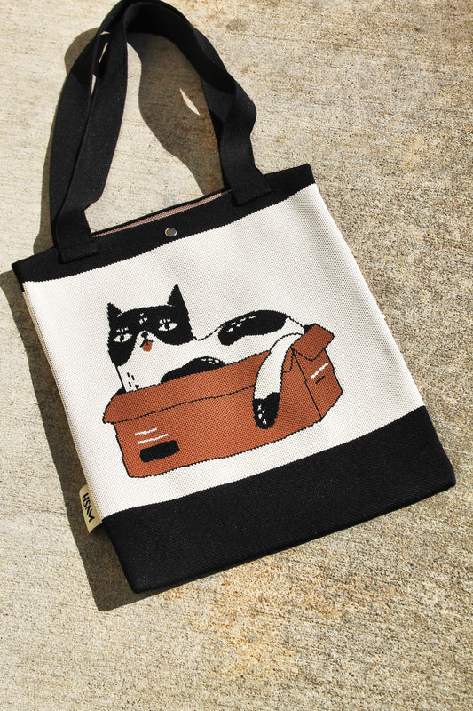 PRETTY KITTY darling handmade knit tote >> black and beige