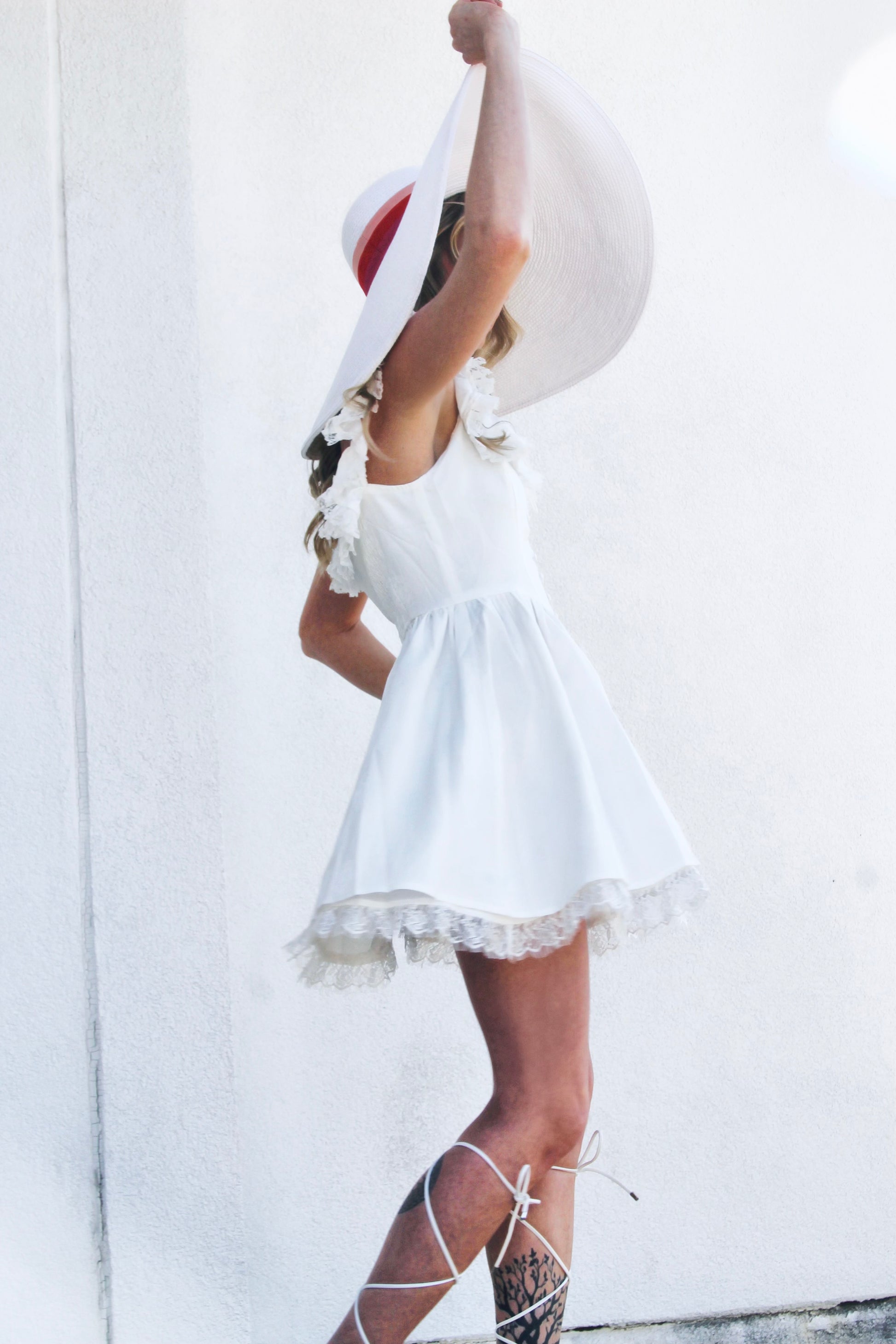 THE LITTLE WHITE DRESS, mini dress w/ pretty lace trim, medium >> whit – Foxy Fable