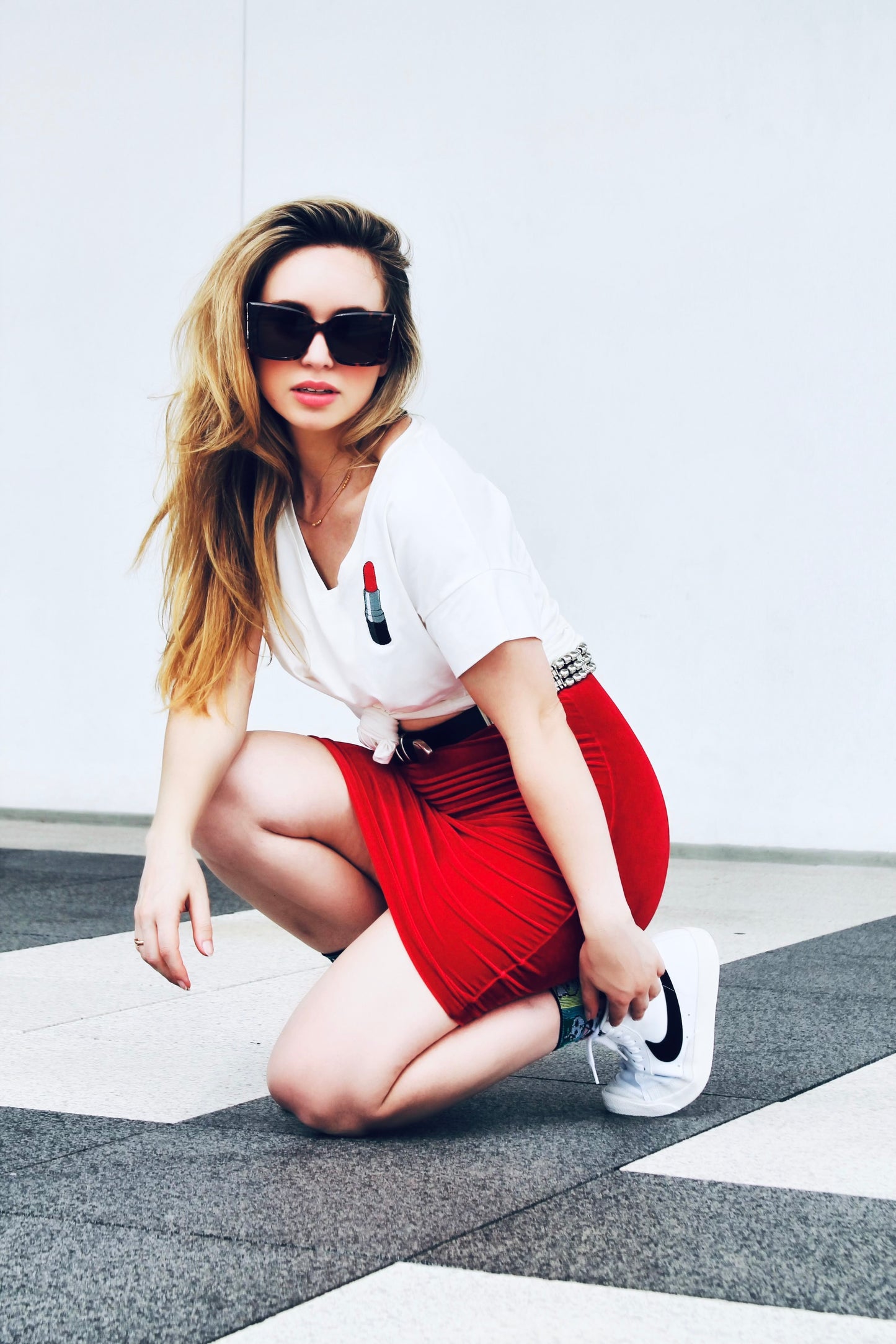 LIP SERVICE v-neck graphic tee, size medium >> white with lip stick appliqué