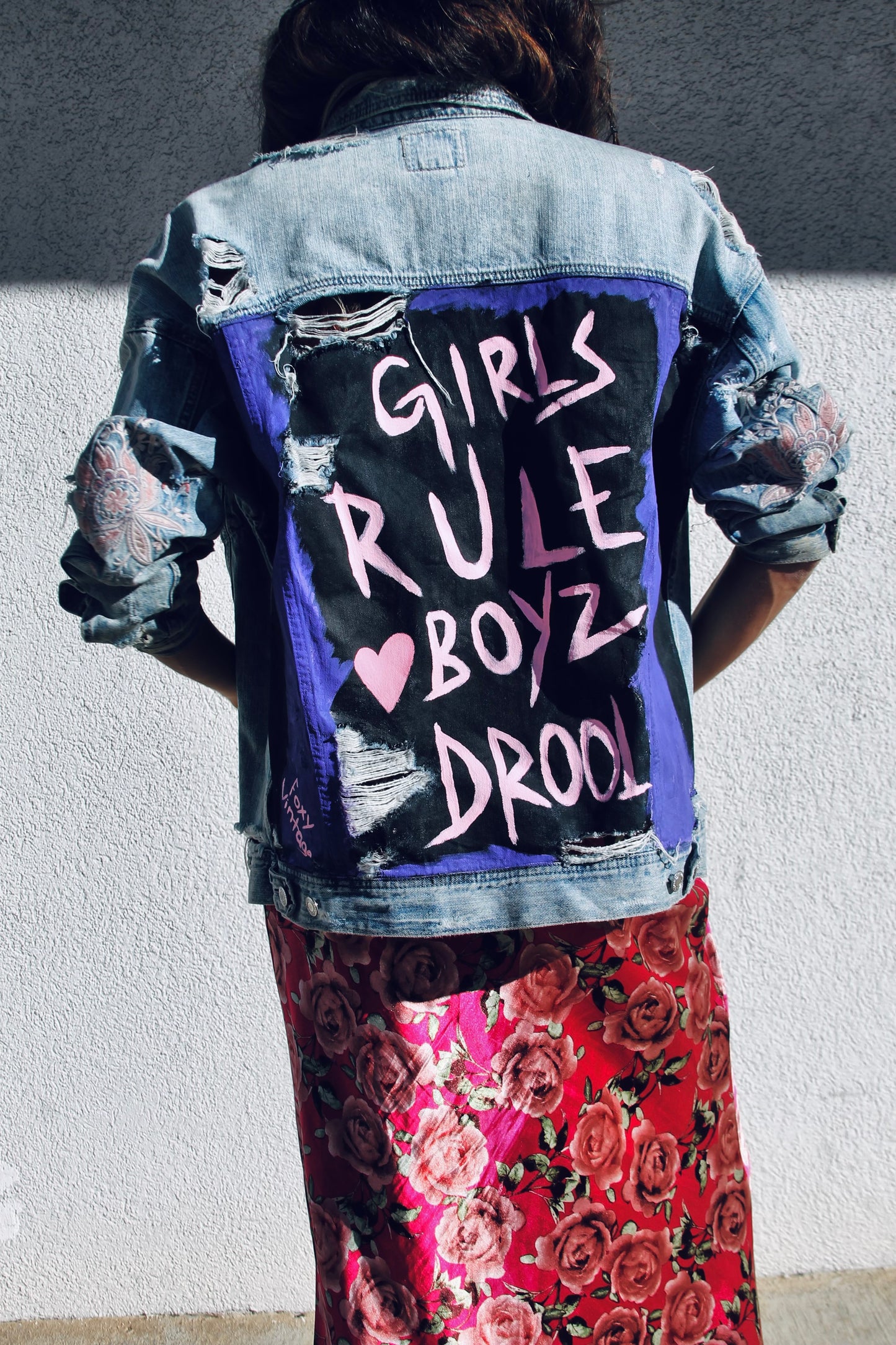 GIRLS RULE BOYZ DROOL hand painted distressed denim jacket, small *FOXY FABLE ORIGINAL + FOXY FAVE* >> light wash + floral