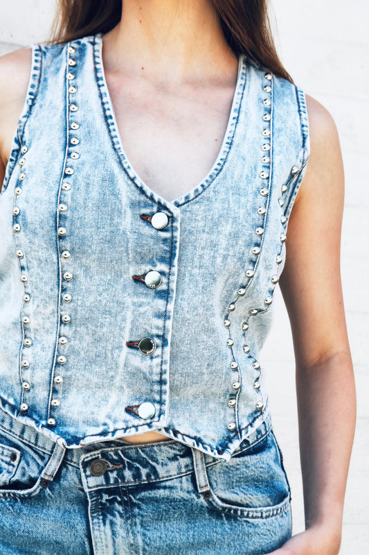 STUD FINDER studded denim vest, medium >> light wash denim