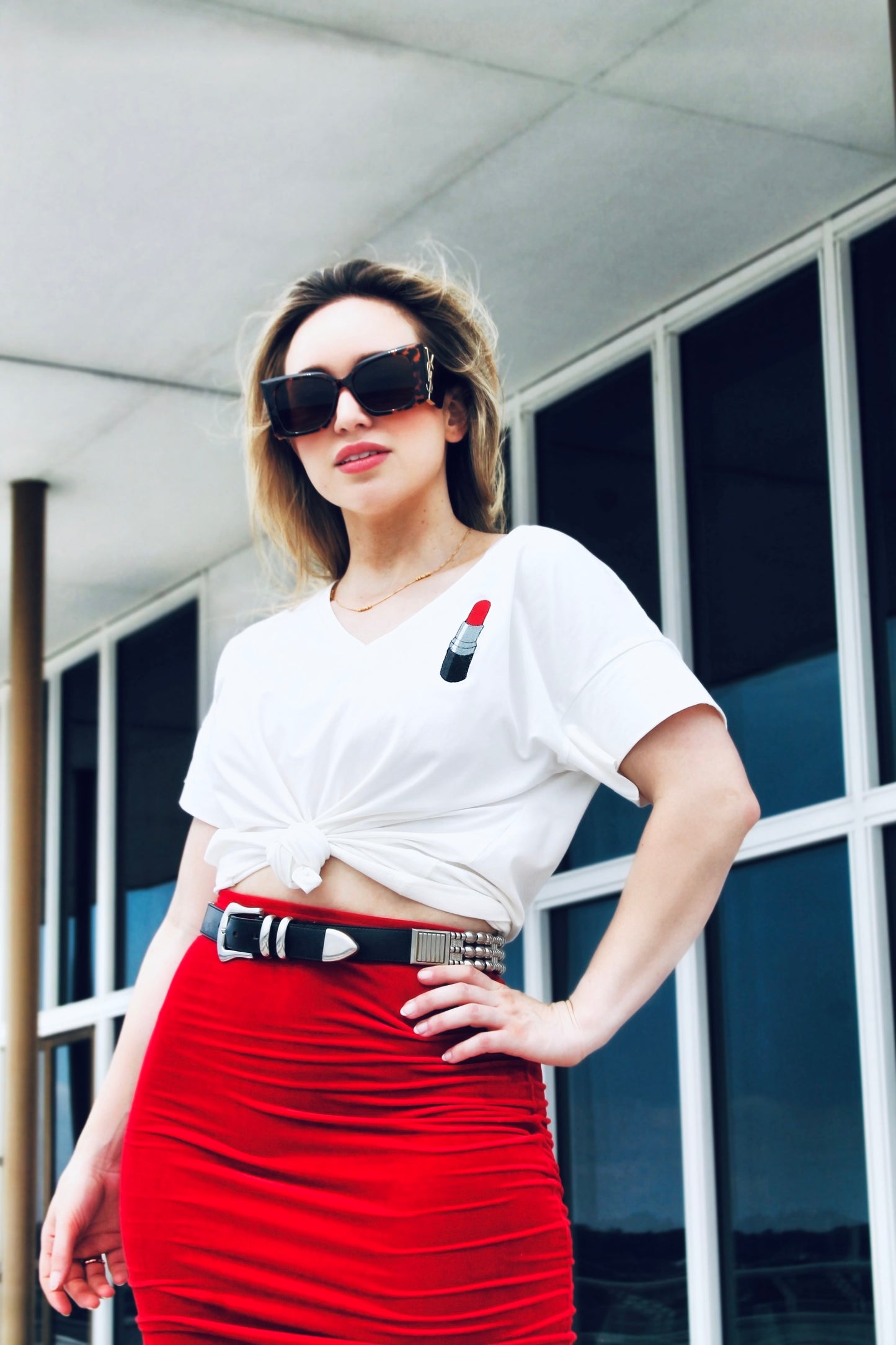 LIP SERVICE v-neck graphic tee, size medium >> white with lip stick appliqué