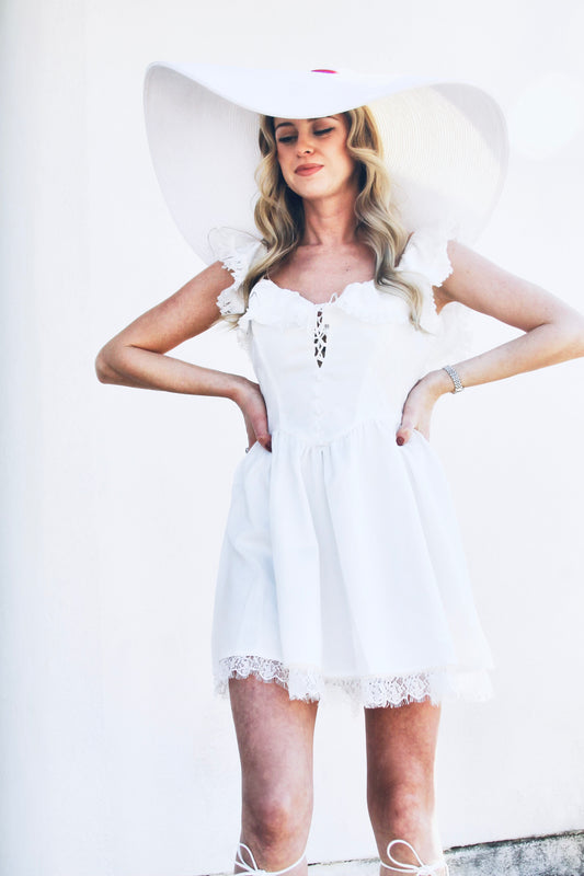 THE LITTLE WHITE DRESS, mini dress w/ pretty lace trim, medium >> white
