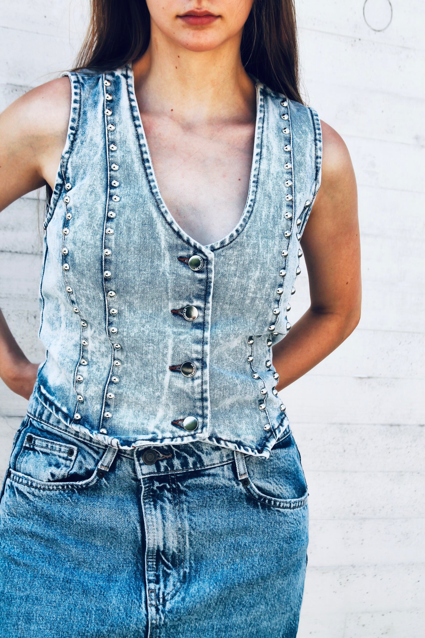 STUD FINDER studded denim vest, medium >> light wash denim