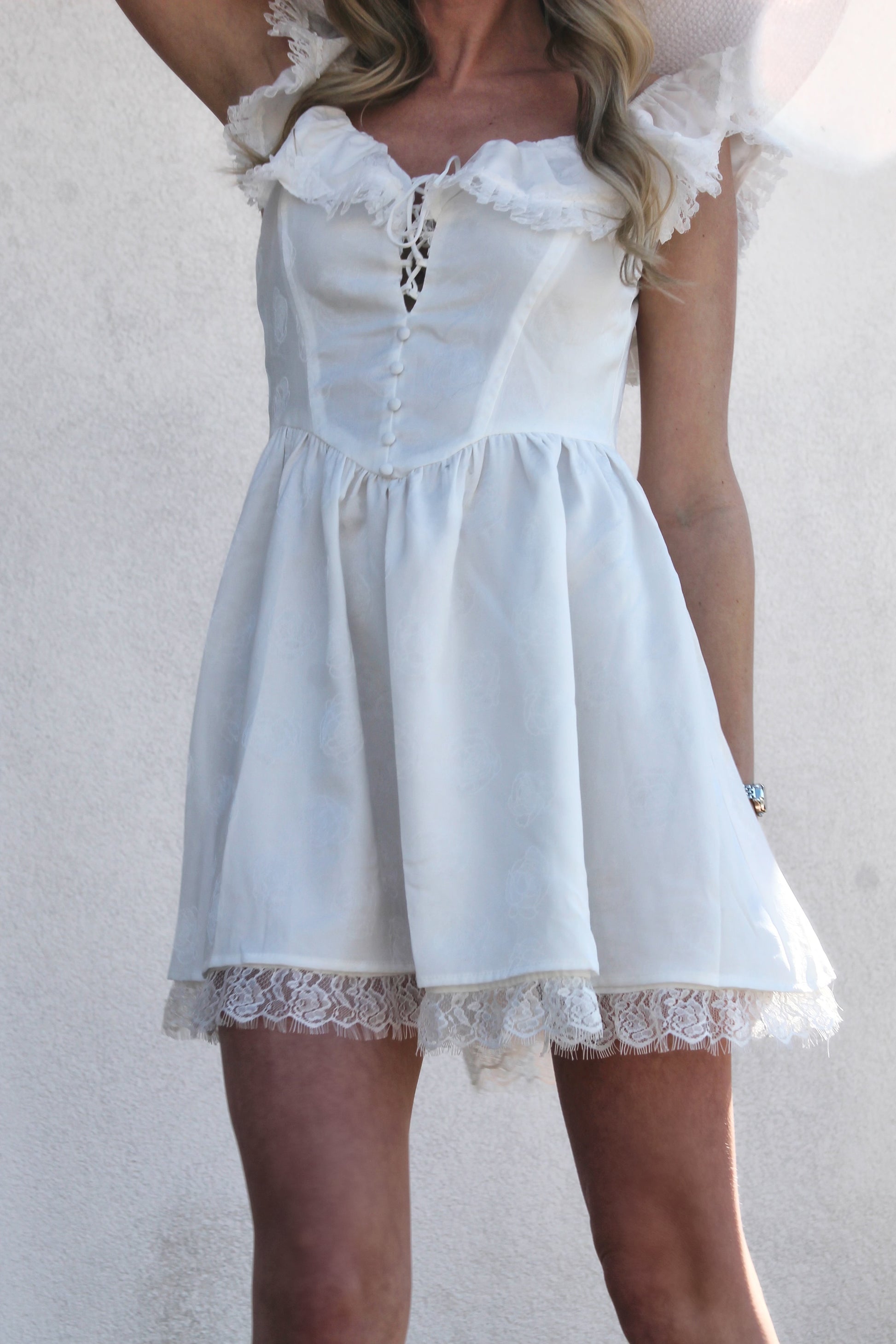 THE LITTLE White DRESS, mini dress w/ pretty lace trim, medium >> White