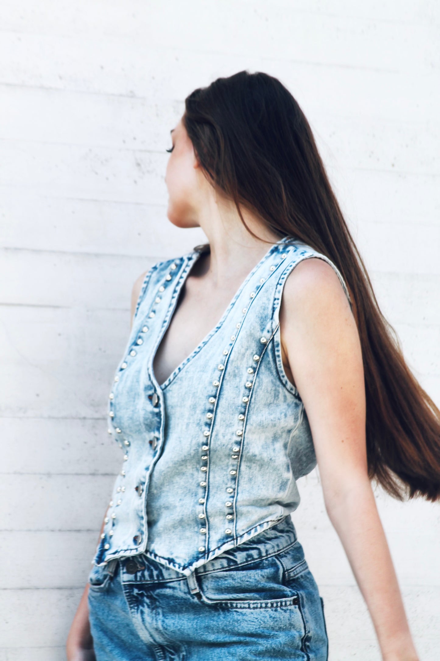 STUD FINDER studded denim vest, medium >> light wash denim