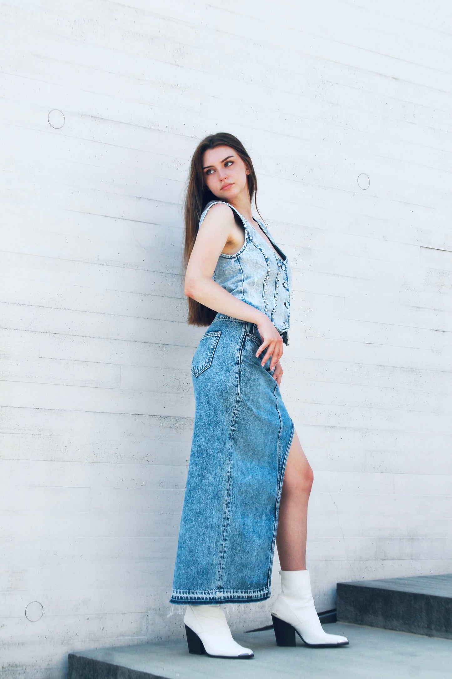 STUD FINDER studded denim vest, medium >> light wash denim