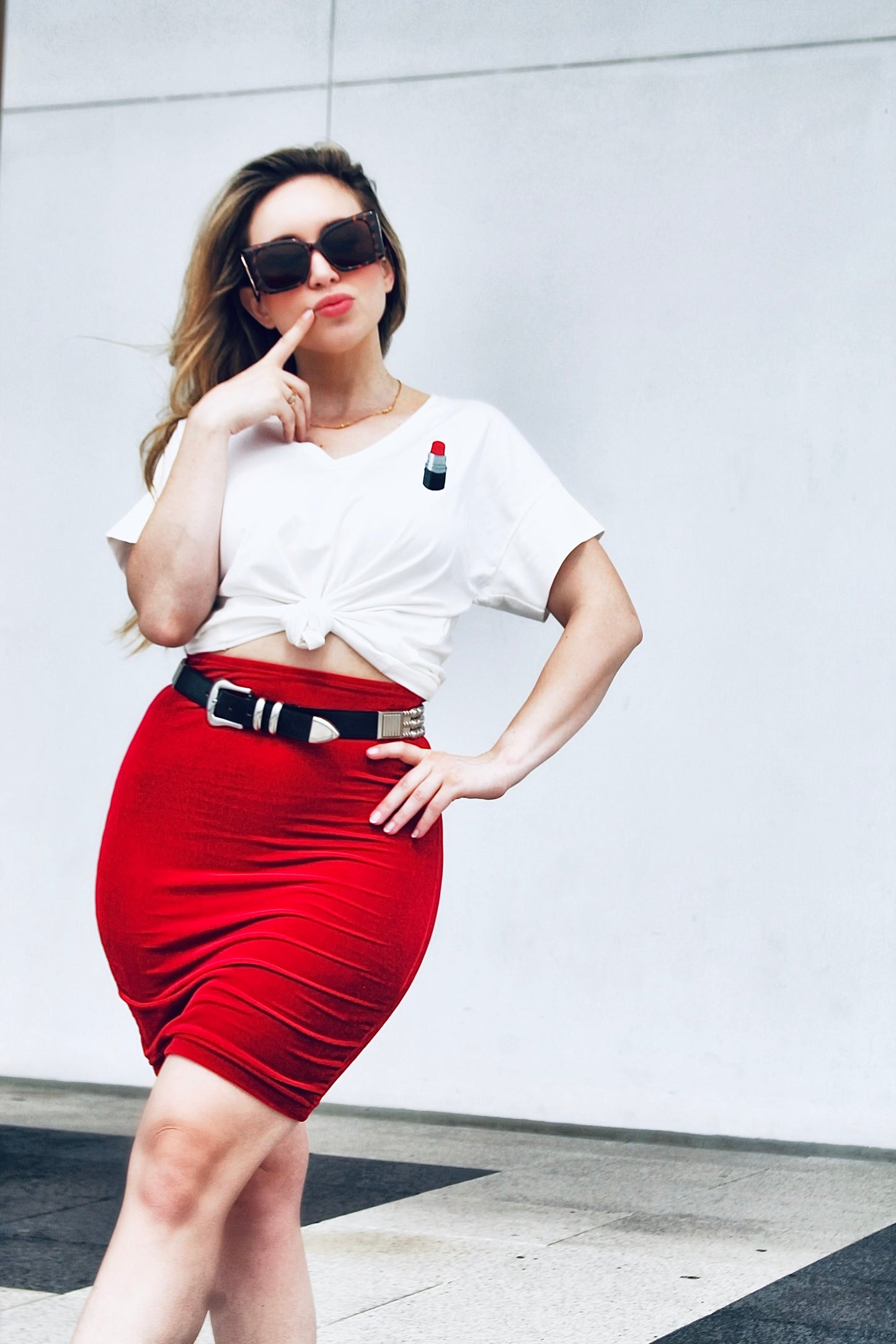 LIP SERVICE v-neck graphic tee, size medium >> white with lip stick appliqué