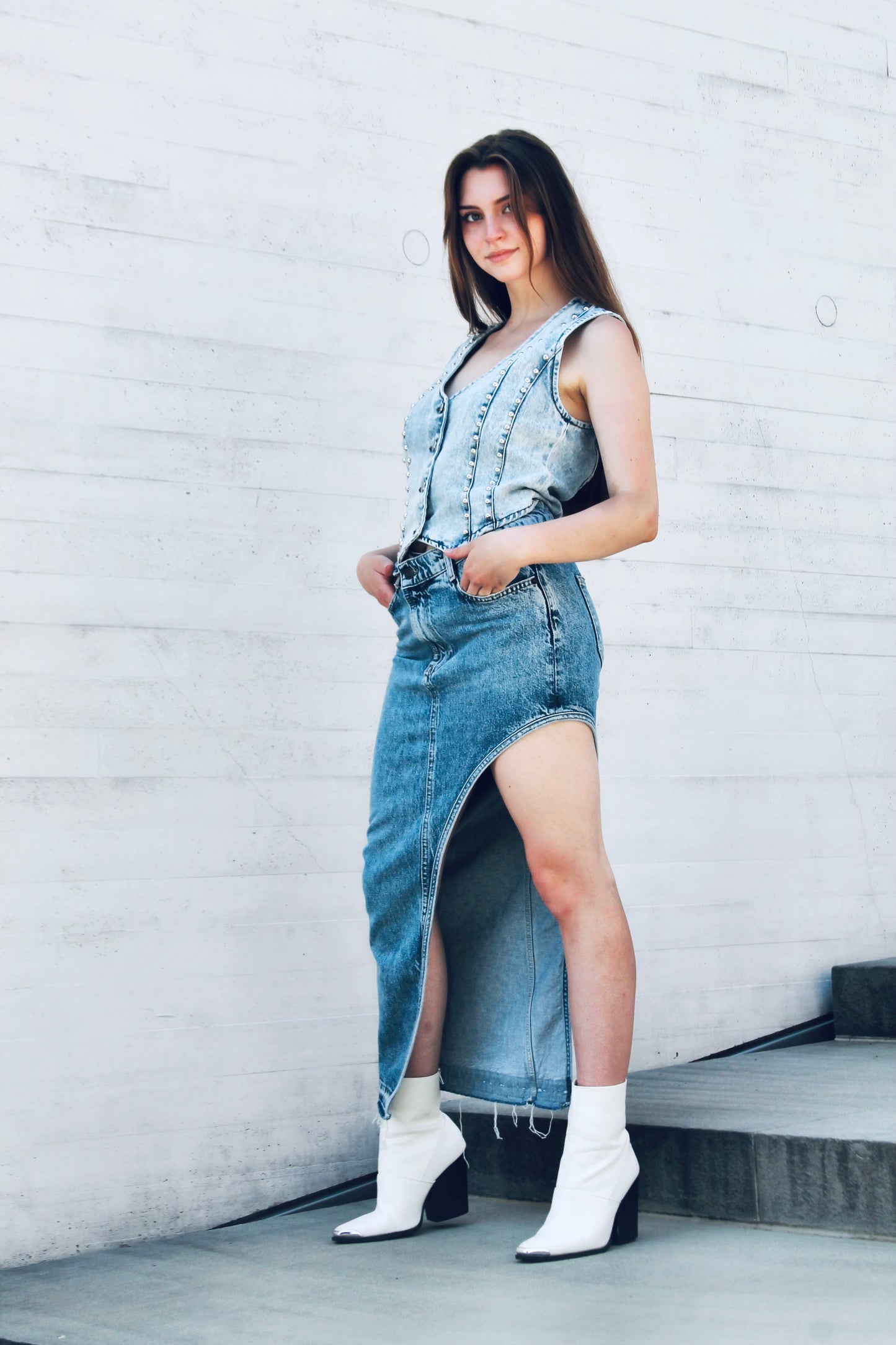 STUD FINDER studded denim vest, medium >> light wash denim